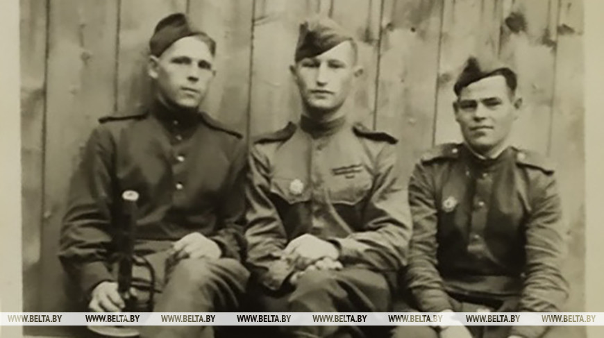 Lew Chodanowitsch (Mitte) mit seinen Kameraden, Deutschland, 1945