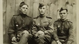 Lew Chodanowitsch (Mitte) mit seinen Kameraden, Deutschland, 1945