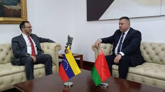 Iván Eduardo Gil Pinto und Dmitri Derewinski. Foto: Außenministerium von Belarus