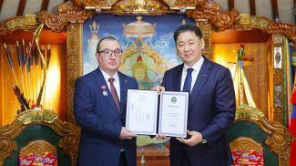 Dmitri Gorelik und Uchnaagiin Chürelsüch. Foto: Außenministerium von Belarus