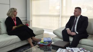 Nuramy Josefa Gutiérrez González und Dmitri Derewinski. Foto: venezuela.mfa.gov.by