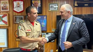 Moisés Alves Barcelos und Andrej Andrejew. Foto: Botschaft von Belarus in Brasilien