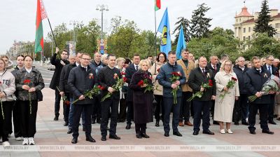 Blumenniederlegung am Siegesdenkmal in Minsk