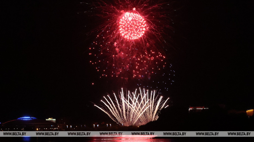 Feierliches Feuerwerk zu Ehren des Siegestages 