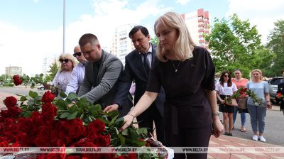 Blumen an die iranische Botschaft in Minsk als Zeichen der Trauer und des Beileids