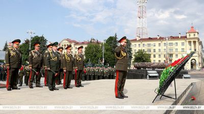 In Belarus wird der Tag des Grenzschutzes gefeiert. Aus diesem Anlass legten Grenzoffiziere Blumen an der Siegessäule nieder