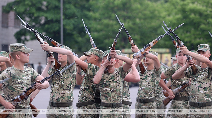 Belarussische Militärs üben für die Militärparade