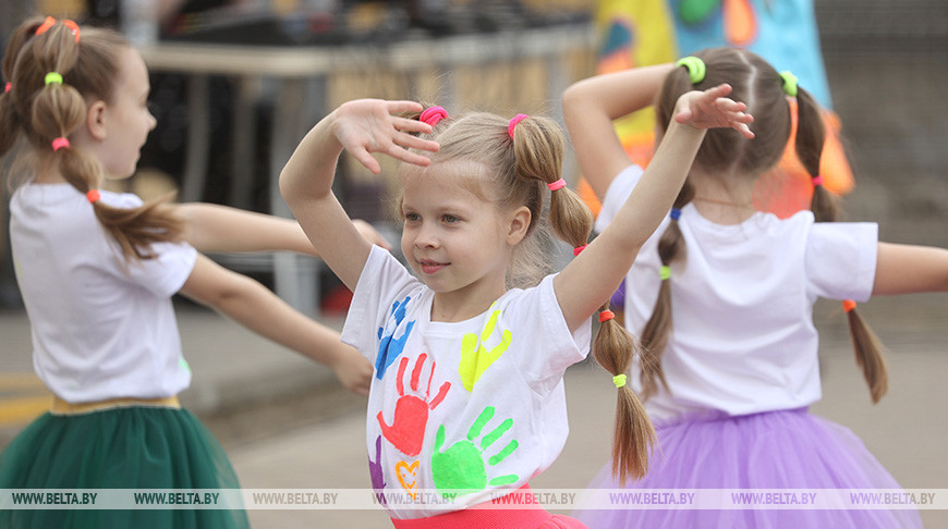 Flashmob zum Internationalen Kindertag in einem Krankenhaus in Minsk 