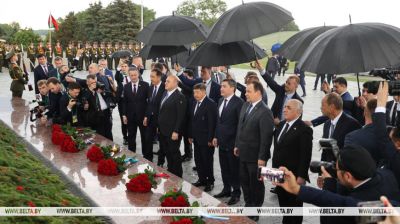 Teilnehmer des Eurasischen Regierungsrates legen Blumen am Hügel des Ruhmes nieder 