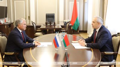 Parlamentssprecher Igor Sergejenko trifft sich mit Duma-Sprecher Wjatscheslaw Wolodin 