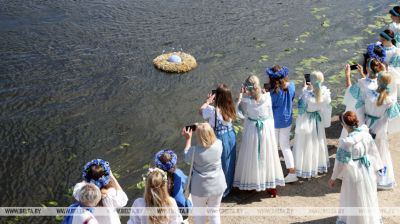Jungfrauenkranz des Friedens am Fluss Sosch