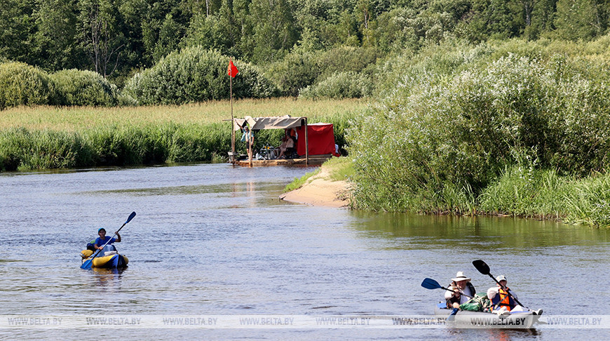 Wassertouristen am Fluss Ptitsch  