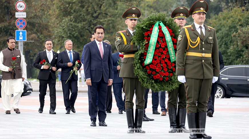 Pakistanische Parlamentsdelegation legt Blumen am Siegesdenkmal in Minsk nieder