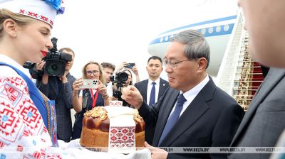 Ministerpräsident der Volksrepublik China zu einem offiziellen Besuch in Belarus eingetroffen