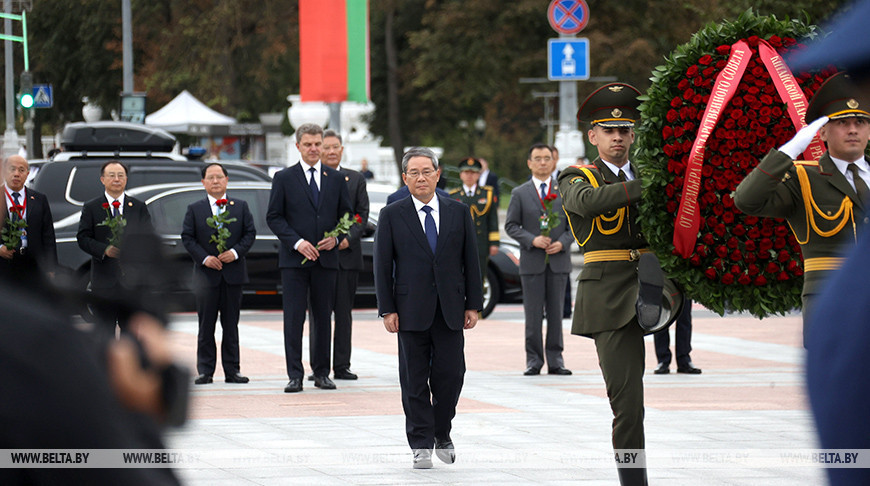 Ministerpräsident der Volksrepublik China bei der Kranzniederlegung am Siegesdenkmal in Minsk  