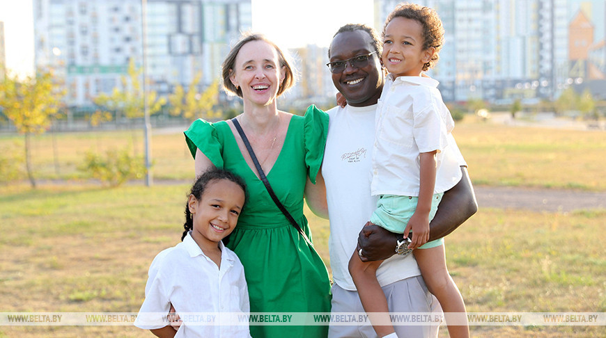 Kenianer Benard Rapudo Odiengo und seine belarussische Familie 