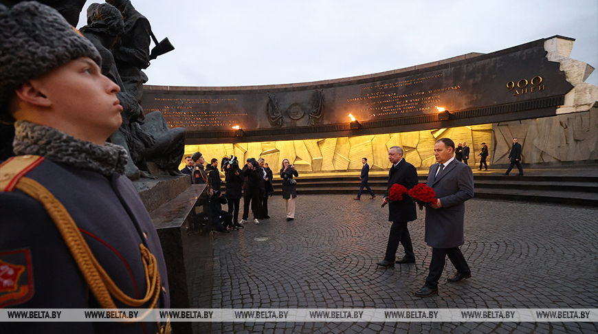 Golowtschenko legt Blumen am Denkmal für die Verteidiger Leningrads nieder 