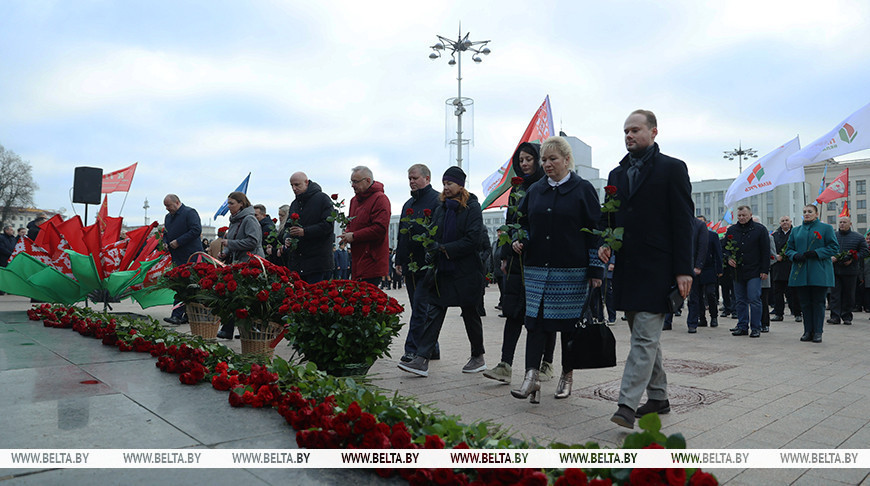 Tag der Oktoberrevolution: Menschen legen Blumen am Lenin-Denkmal in Minsk  nieder