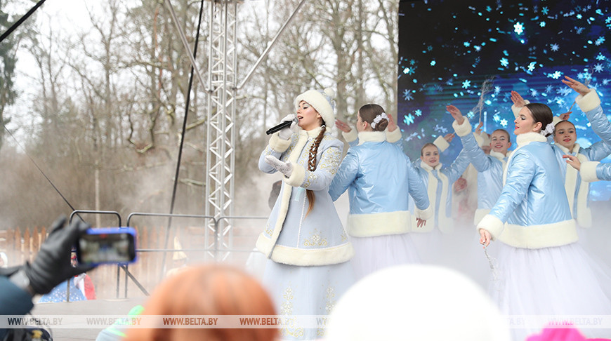 Schneemädchen in der Residenz des Großväterchens Frost 