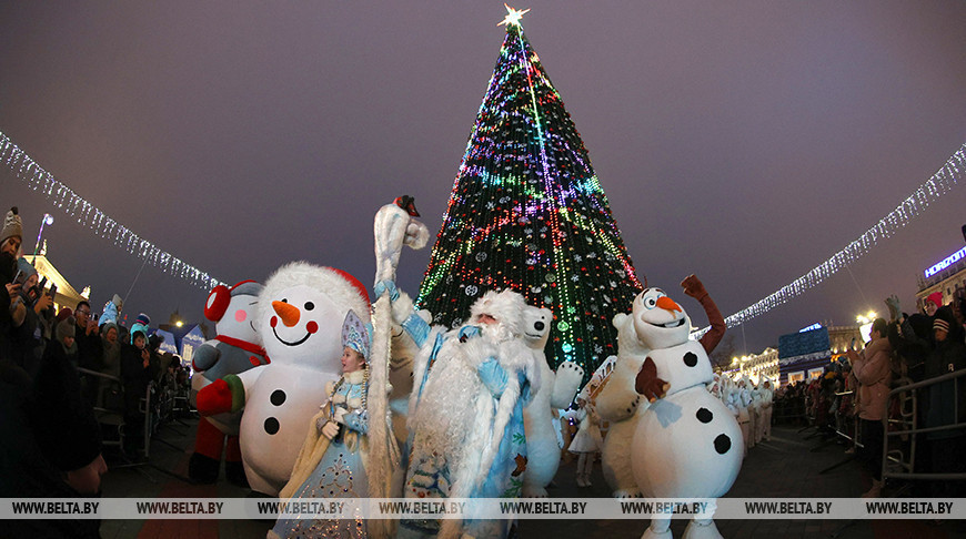 Lichter am größten Neujahrsbaum in Minsk angezündet