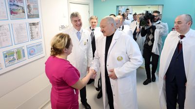 Lukaschenko besucht Kinderkrankenhaus bei Minsk