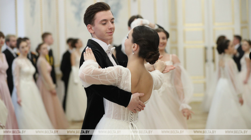 Studierende des Gebiets Brest tanzten auf einem Ball im Palast von Kossowo