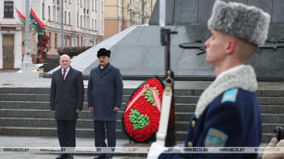 Der Oberbefehlshaber der Libyschen Nationalarmee bei der Kranzniederlegung am Siegesdenkmal in Minsk