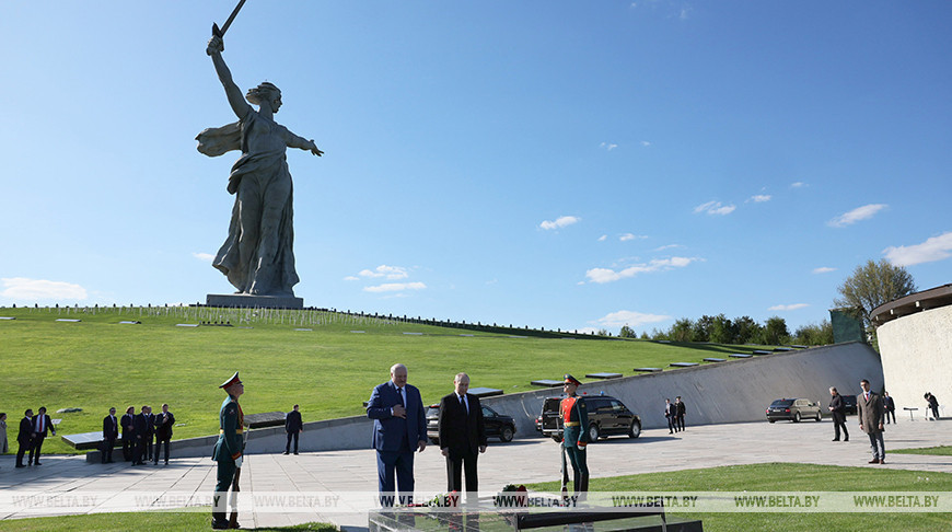 Lukaschenko und Putin legen Blumen auf dem Mamajew-Hügel nieder 