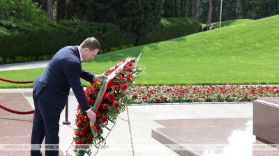Premier Turtschin legt Kränze an bedeutenden Denkmälern in Aserbaidschan nieder