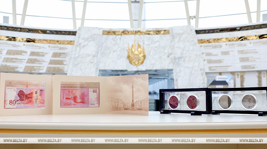 Br80-Banknote und Gedenkmünzen zum 80. Jahrestag des Sieges in Minsk präsentiert