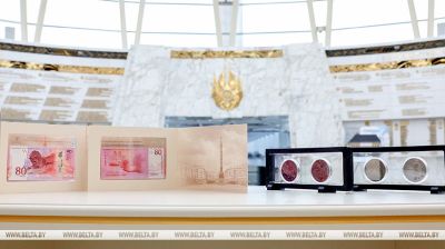 Br80-Banknote und Gedenkmünzen zum 80. Jahrestag des Sieges in Minsk präsentiert