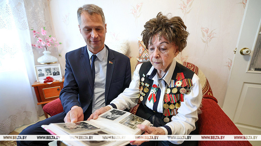 Swetlana Schewtschenko, Überlebende der Leningrader Blockade, und Bezirksvorsitzender Wladimir Belewitsch (Witebsk) 