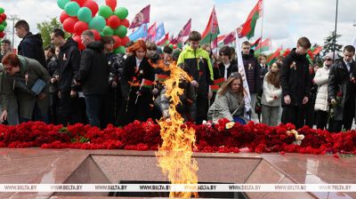 9. Mai. Kranzniederlegung am Ewigen Feuer in Minsk 