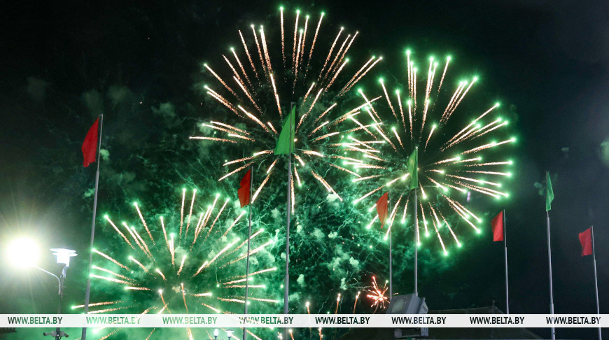 Farbenfrohes Feuerwerk zu Ehren des 80. Jahrestages des Sieges  
