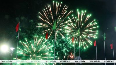 Farbenfrohes Feuerwerk zu Ehren des 80. Jahrestages des Sieges  