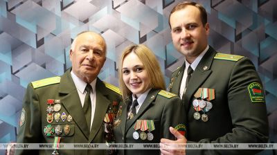 Grenzer-Dynastie: Veteran des Grenzdienstes Gennadi Mascharow und seine Enkeltochter Marina mit Ehemann Michail   