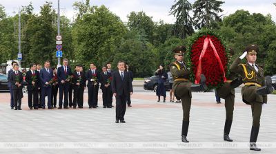 Chinesische Parlamentsdelegation legt einen Kranz und Blumen am Siegesdenkmal in Minsk nieder
