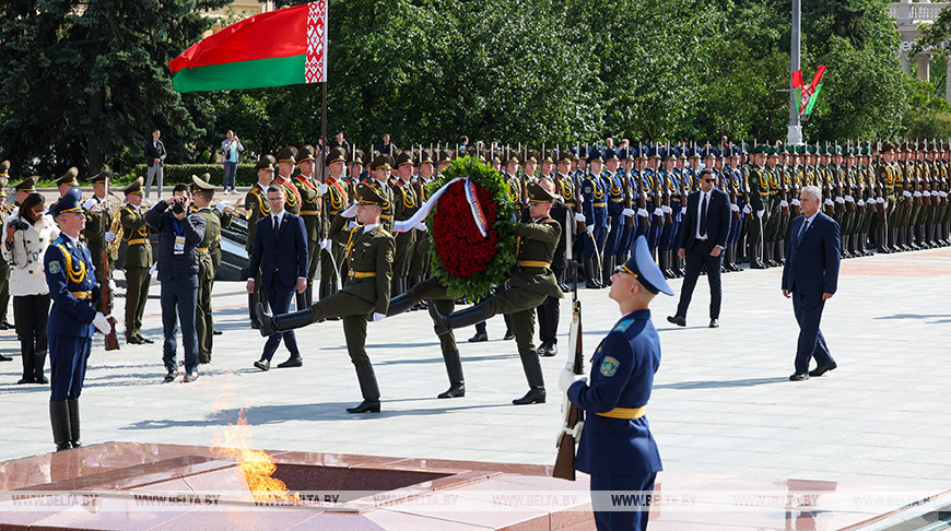 Präsident Kubas legt Blumen am Siegesdenkmal in Minsk nieder  