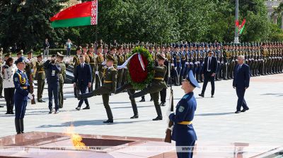 Präsident Kubas legt Blumen am Siegesdenkmal in Minsk nieder  