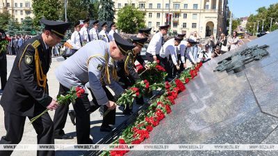 3. Juli: Kranzniederlegung am Siegesdenkmal in Minsk 