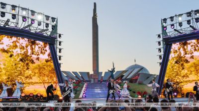 3. Juli: Festliches Gala-Konzert versammelt Tausende Einwohner und Gäste an der Stele "Heldenstadt Minsk" 