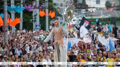 Farbenfrohe Prozession "Auf sieben Winden" auf den Straßen von Witebsk 