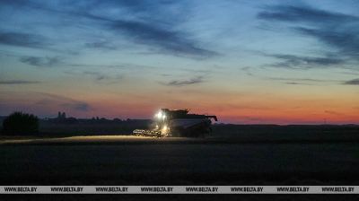Ernte bei Nacht im Gebiet Brest  