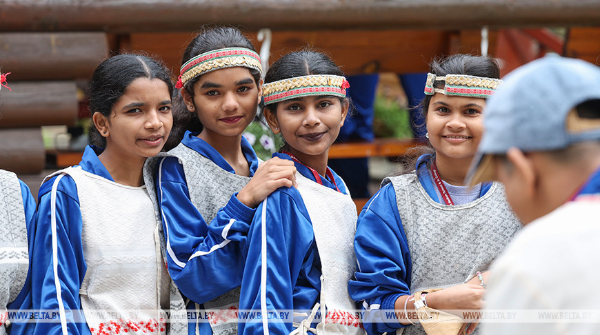 Indische Schüler erholen sich im Nationalen Bildungs- und Erholungszentrum für Kinder „Subrjonok“