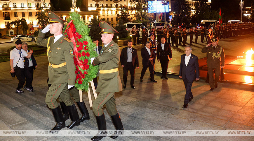 Iranischer Präsident legte einen Kranz am Siegesdenkmal in Minsk nieder 