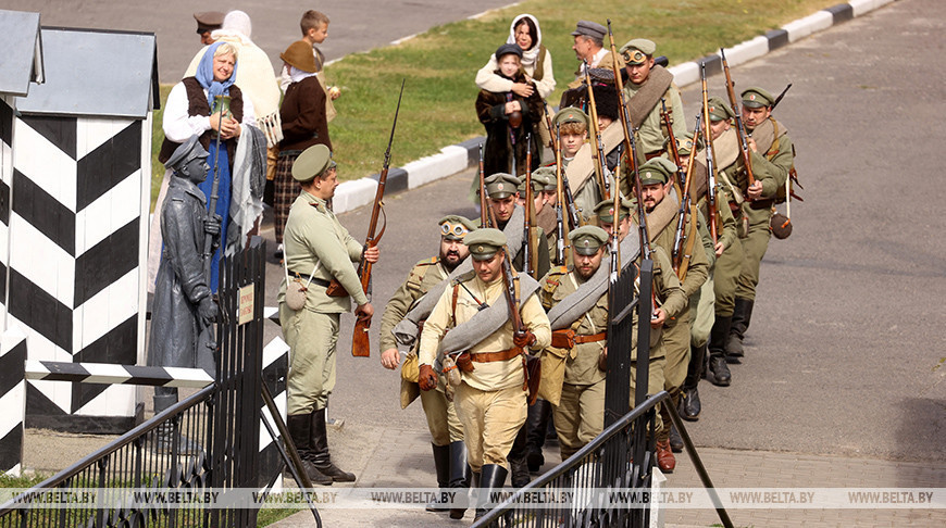 Militärhistorische Nachstellung „Unbesiegte Festung“ in Brest  
