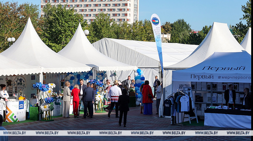 Ausstellung der Errungenschaften der Volkswirtschaft der Regionen von Belarus und Usbekistan in Witebsk