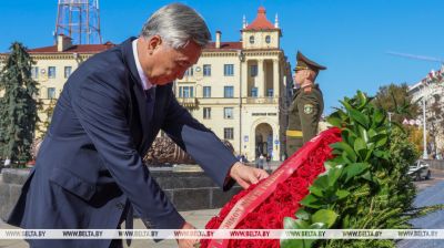 Mitglied des Ständigen Ausschusses des Politbüros des Zentralkomitees der Kommunistischen Partei Chinas legt einen Kranz am Siegesdenkmal in Minsk nieder