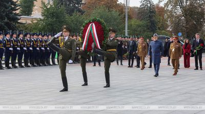 Der Sultan von Oman legte am Siegesdenkmal in Minsk einen Kranz nieder