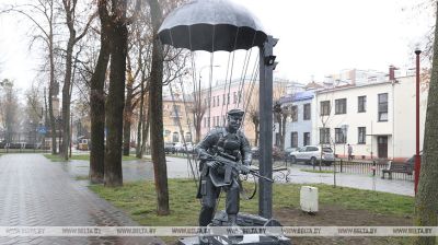 Fallschirmjäger in der Allee der Laternen in Brest   